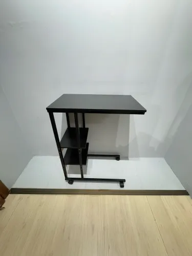 Aparador preto com rodinhas e prateleiras. Medindo 80x60x36