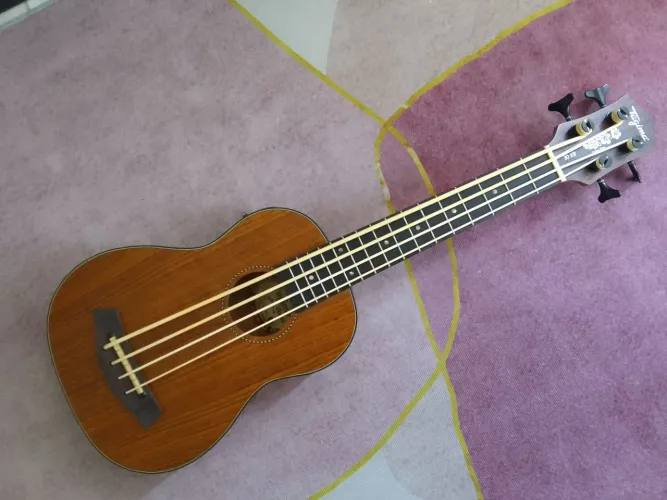 Baixo ukulele tagima 
