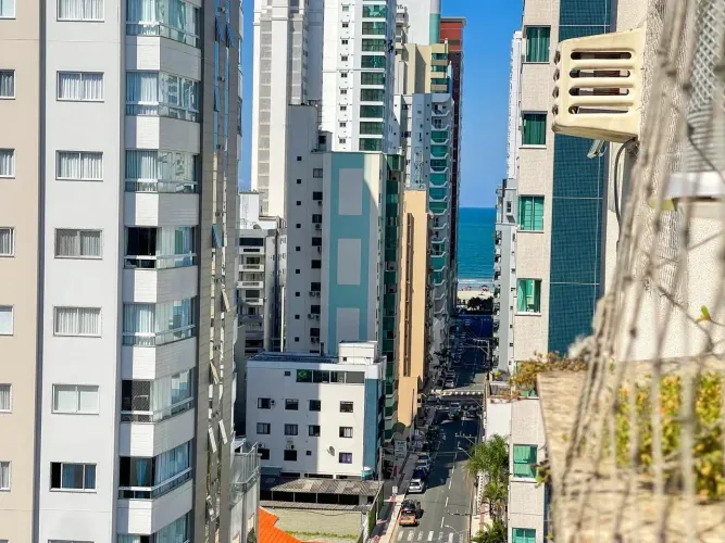 EXCELENTE APARTAMENTO, ILUMINADO, AMPLO, AREJADO, MOBILIADO E EQUIPADO À VENDA EM BALNEÁRI