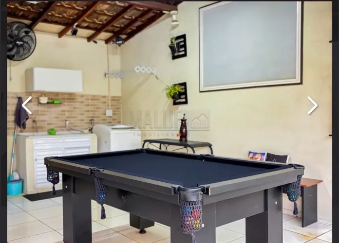 Mesa de sinuca com jogo de bolas , tacos e lousa