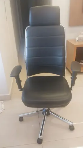 CADEIRA CAVALETTI ESCRITÓRIO EM COURÍSSIMO NA COR PRETA COM REGULAGEM DE ALTURA E ENCOSTO.