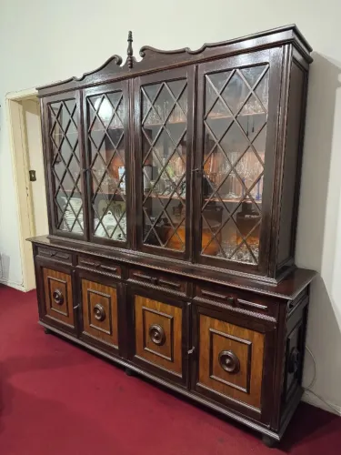 Cristaleira Clássica em Madeira de Jacarandá Maciça - Buffet 2 Corpos