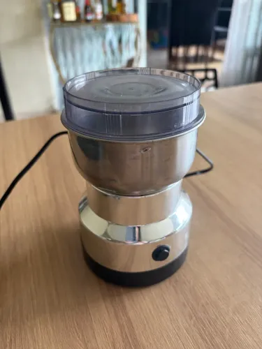 Moedor elétrico em aço inox com tampa transparente. Ideal para moer grãos de café na hora