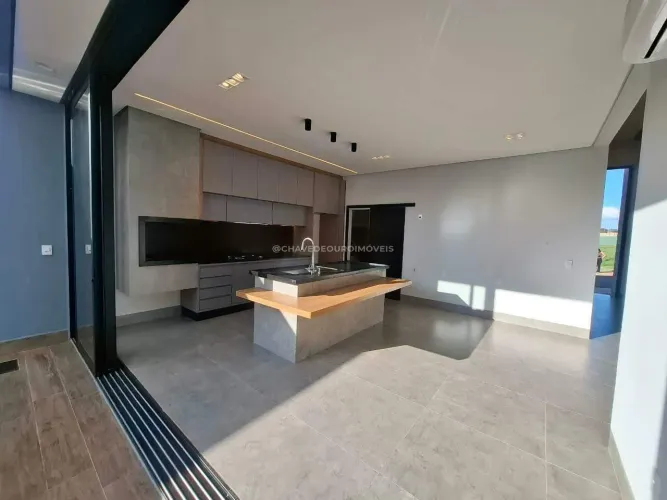 Casa à a venda no condomínio AYAT II.