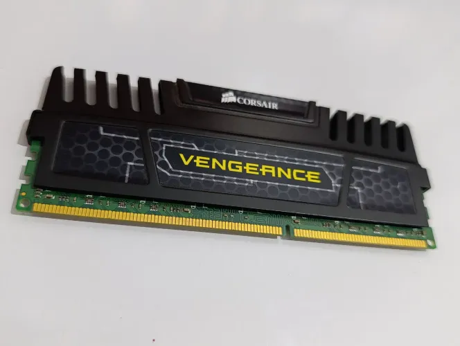 Memória RAM 8GB Corsair Vengeance DDR3