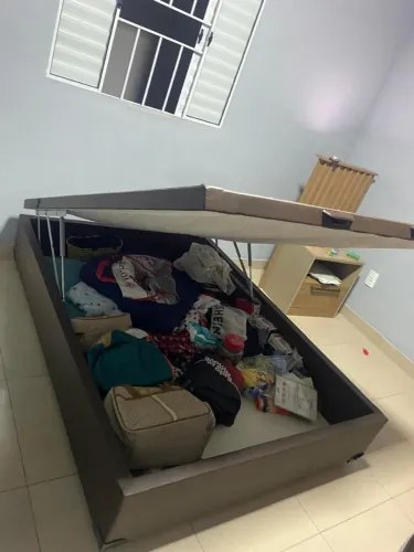 Vendo cama com.bau e criado mudo junto.oi separado