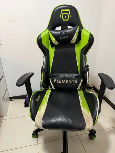 Cadeira gamer Elements preta e verde - revestimento descascando