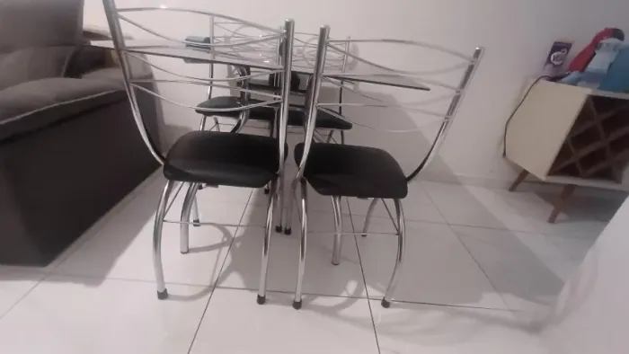 Mesa quadrada com 4 cadeiras 