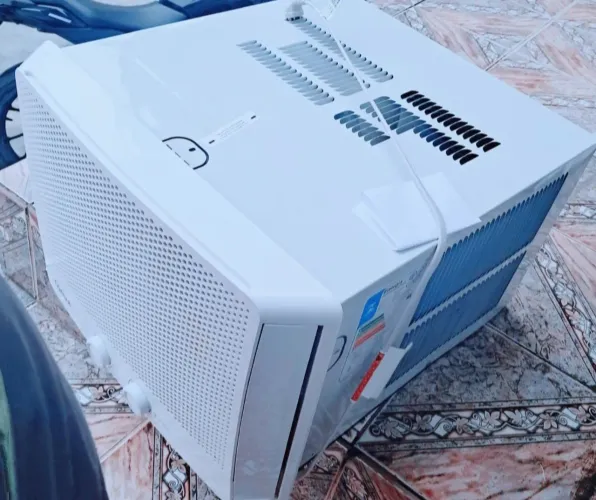 Ar condicionado 10.000 btus semi novo. Gelando muito. Vendendo porq vou mudar e n tem caix