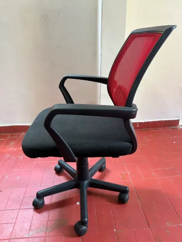 Cadeira de Escritório Ergonômica Giratória com Rodinhas - Vermelho/Preto