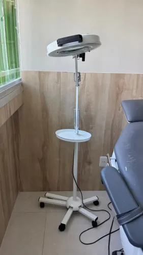 Lupa luminária com pedestal e rodízios
