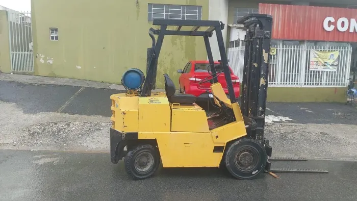 Empilhadeira a gás 2500 kgs completa com cilindro