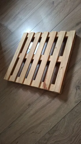 8 pallets de madeira 50cm x 50cm x 5cm