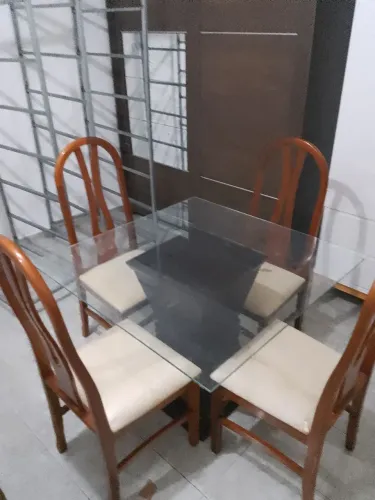 Mesa de Jantar Quadrada com Tampo de Vidro