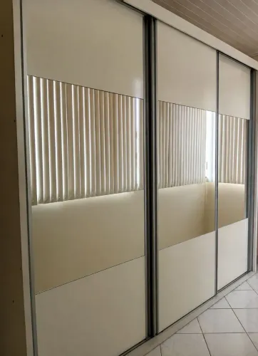 Guarda roupa de casal com espelho