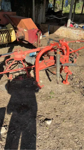 Kuhn Haybob 300 - Enleirador e Esparramador de Feno