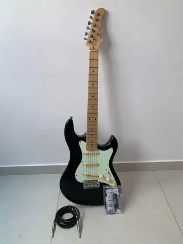 Vendo Guitarra Strinberg com 2 cabos emborrachados de 2 metros, 1 IRig e um estojo