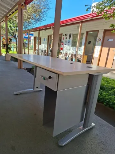 Mesa de Escritório com Gaveteiro e Espaço para CPU