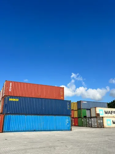 Container de 6 e 12 metros disponível 