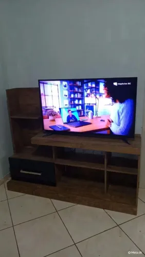 Essa madeira não é natural ou maciça, trata-se de um rack de madeira MDF ou MDP