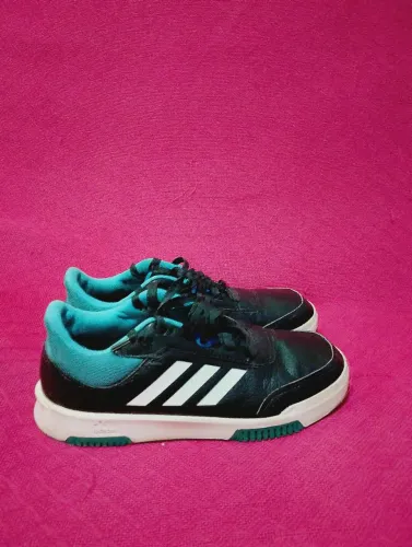 Tênis Adidas 