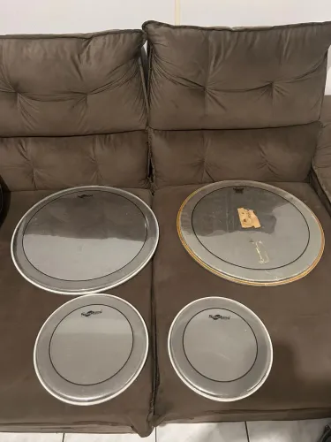 Desapegando todos os materiais de bateria das fotos