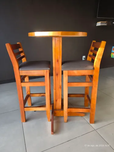 Mesa bistrô madeira maciça com banquetas.