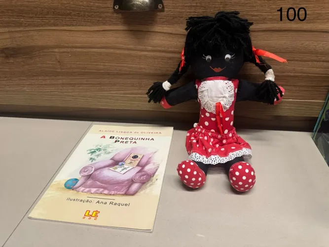 Kit Livro A Bonequinha Preta (Alaíde Lisboa) + Boneca de Pano - Oficial