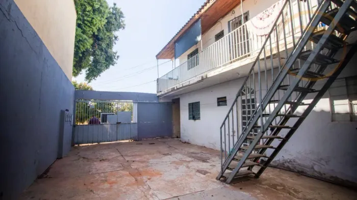 Prédio Comercial à venda com 4 kitnets já alugadas