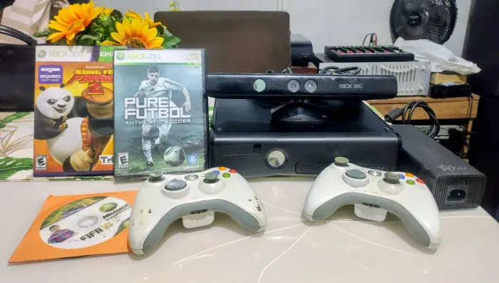 Xbox 360 completo e desbloqueado funcionando tudo certinho, acompanha 4 jogos 