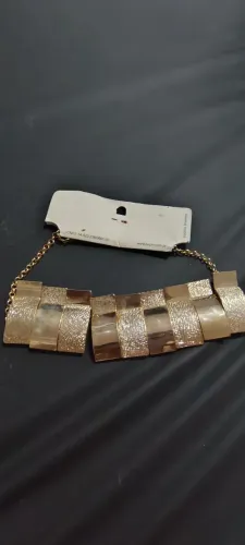 Colar elegante dourado (bijuteria)