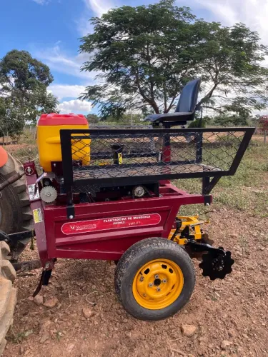 Plantadeira de mandioca de uma linha semi nova 