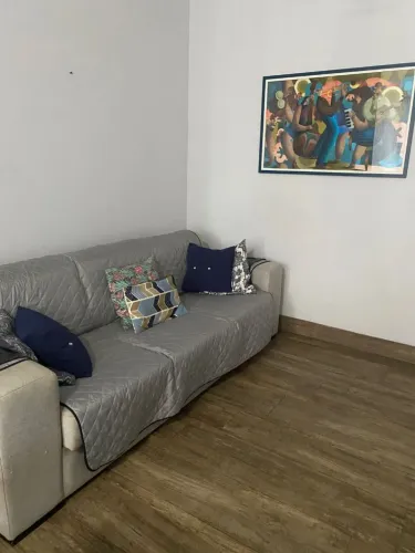 Alugo quarto para meninas