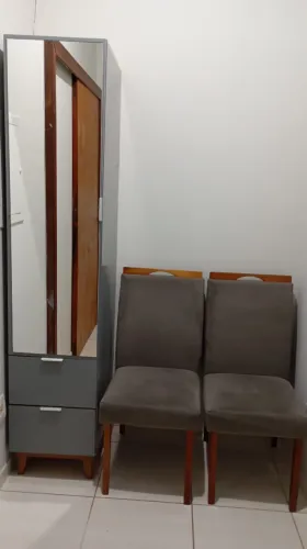 Armário e Cadeiras 