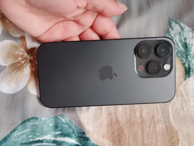 Vendo iPhone 14 pró todo original nenhuma marca de uso.
