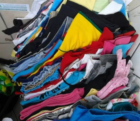 Lote de roupas usadas