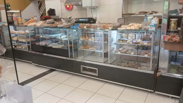 Vende-se balcão de padaria.