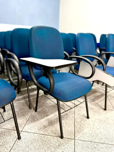 CADEIRA LARGA UNIVERSITÁRIA COM BRAÇO