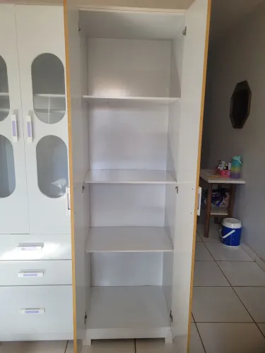 Vendo guarda-roupa 2 portas e 3 gavetas em bom estado.