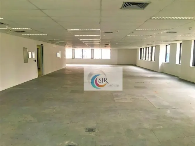 Laje comercial de 482m² com piso elevado, forro modular, luminárias e ar condicionado. 18 