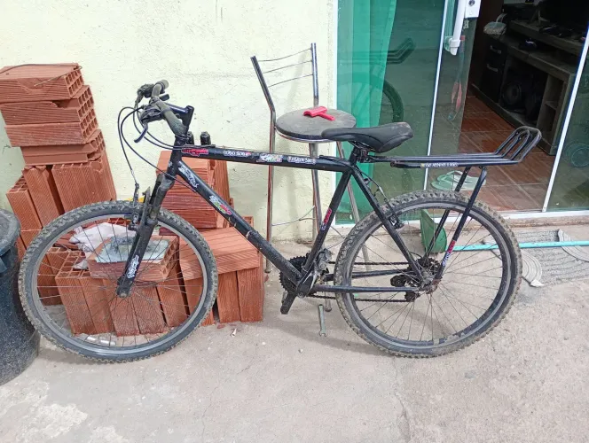 Vende-se bicicleta aro 26 r$ 300 para ir embora rápido está localizado em Figueiras