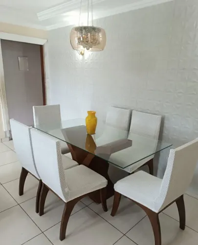 Mesa de Jantar de Madeira