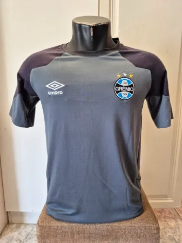 Camisa do Grêmio de concentração da Umbro - Tamanho P - Nova