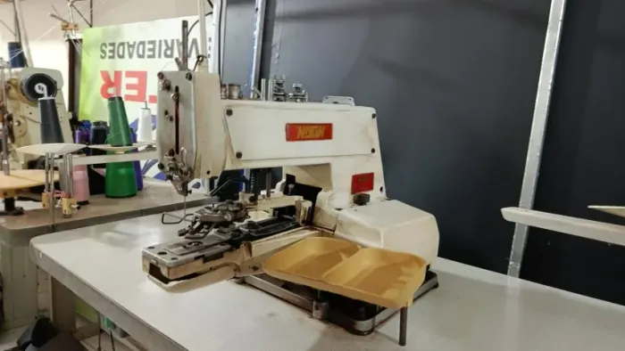 Máquina de pregar botão e máquina de casear 
