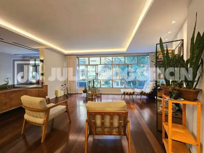 Paissandu! Quadra da praia, apartamento amplo, reformado, três quartos, suíte. Duas vagas
