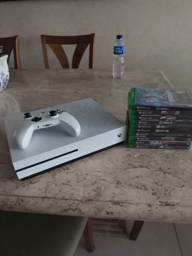 Xbox one s + 10 jogos na caixa + 1 controle e cabos