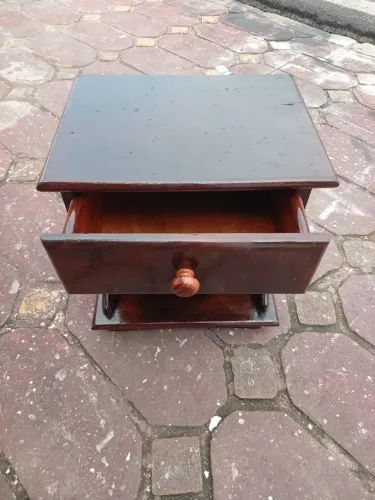 VENDO UM CRIADO MUDO MADEIRA MACICA
