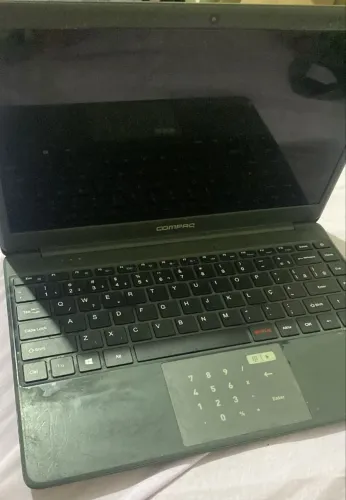 Notebook compac algumas marcas de uso por está parado