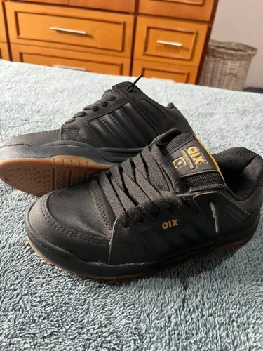 TENIS MARCA QIX INTERNATIONAL TAM. 39 - usado apenas 1 vez