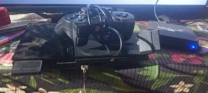Vendo ps2 bom estado pegar com pedraves funciona bem